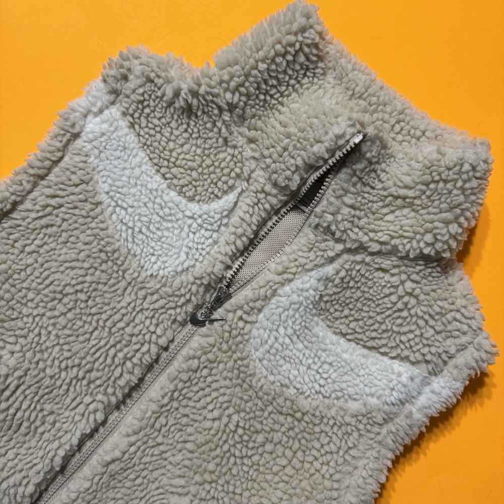 Nike Sportswear Swoosh Sherpa Fleece Vest Womens Oatmeal DH1091 206 Size Medium